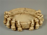 Popelník kostra prsty