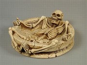 Kostra ležící v popelníku